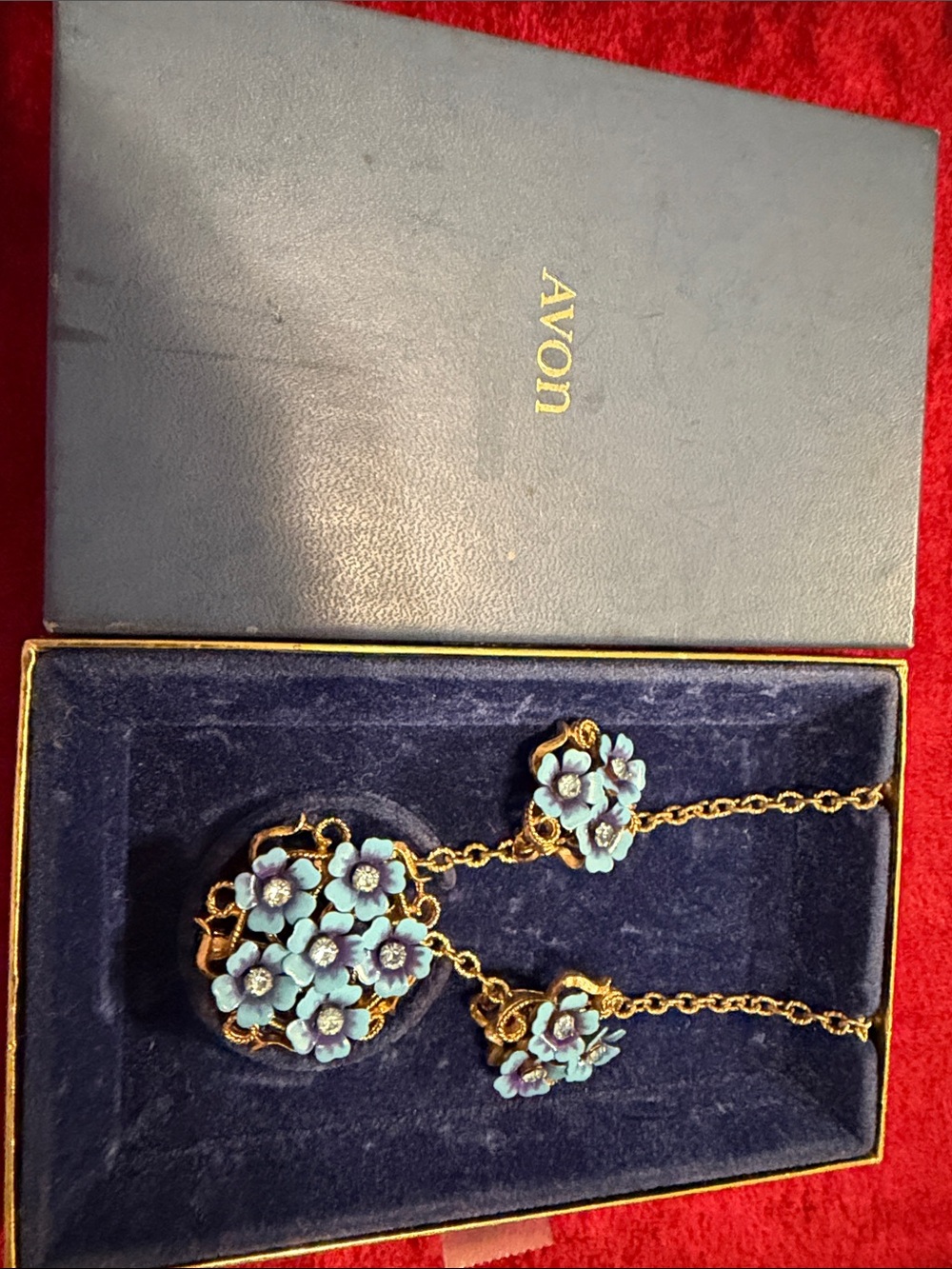 Avon Gold-Tone Blue Floral Necklace w Matching Earrings clip well made like new